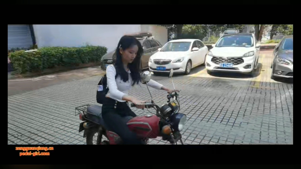 美女牛仔裤高跟鞋踩发男装车骑行