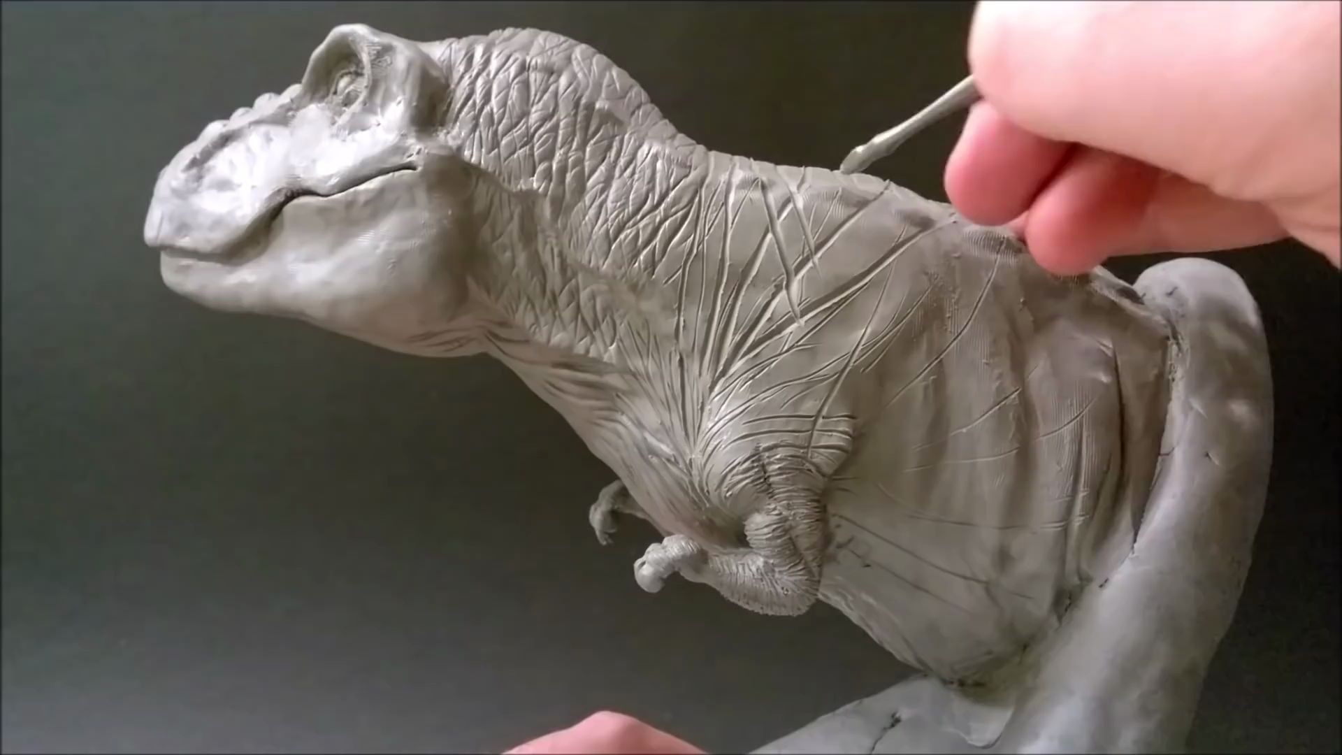 来看看这只霸王龙半身像雕塑过程,还有翻模上色哦!