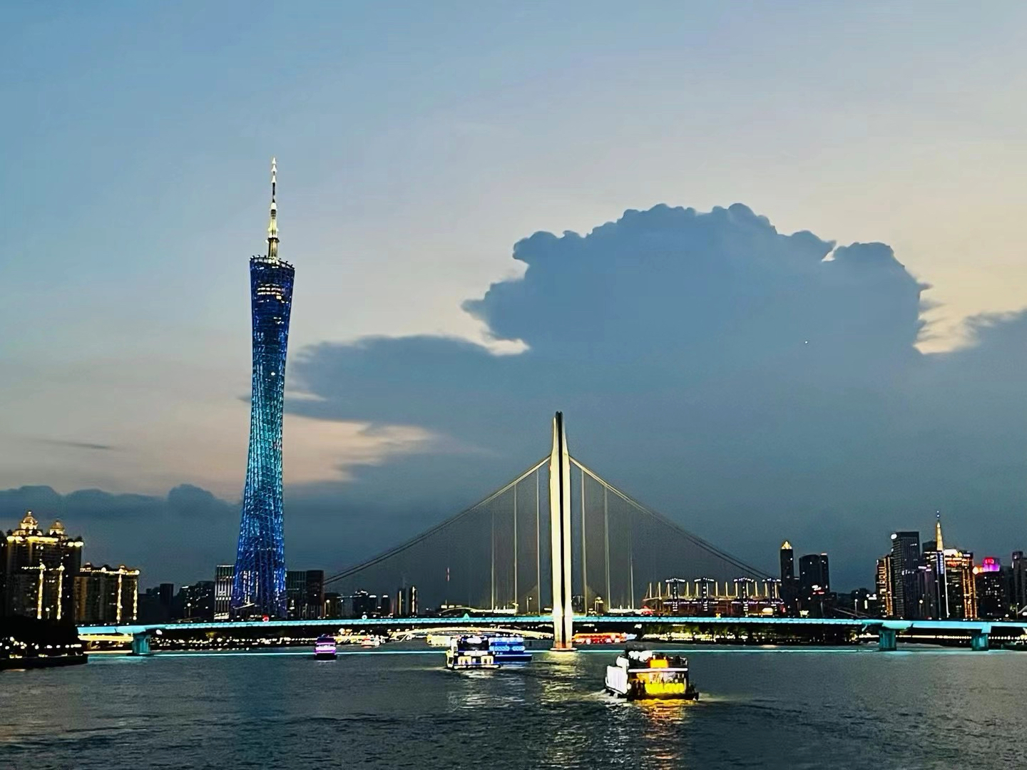 夕阳下的广州塔与珠江美景!