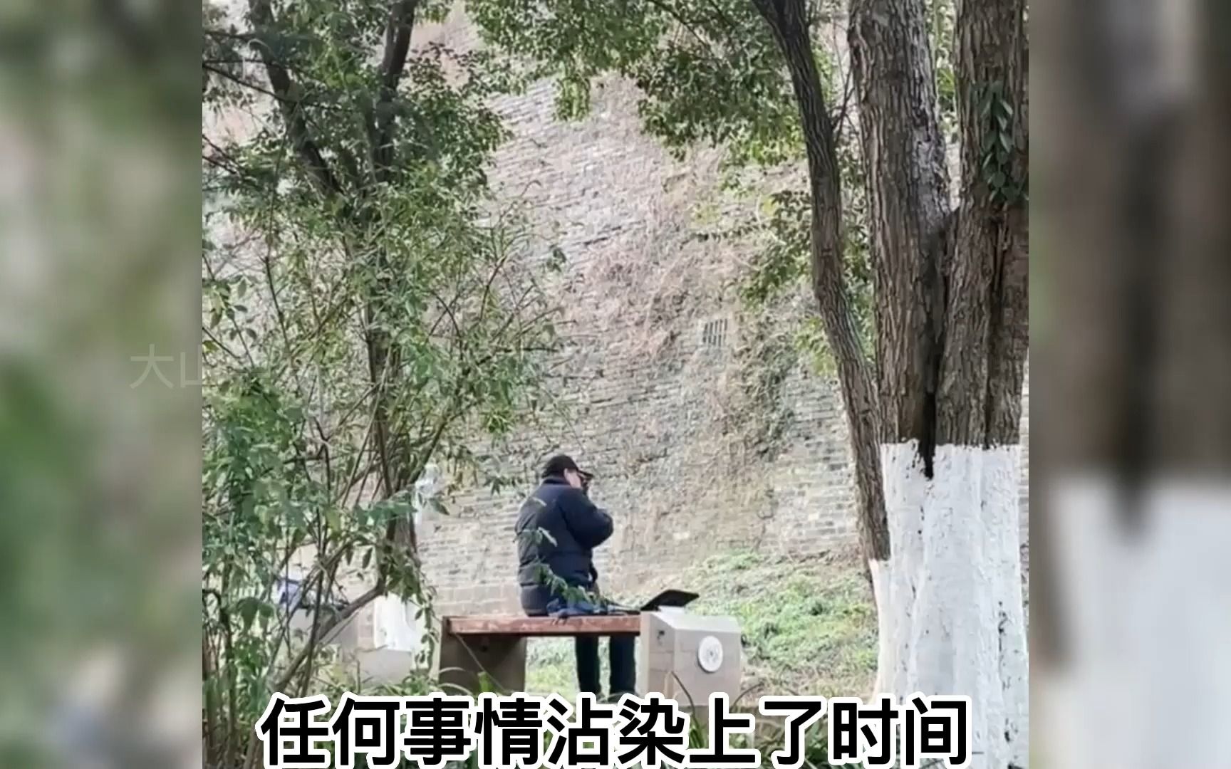 [图]任何事情沾染上了时间都会变得很浪漫，身影交错的一瞬 ，仿佛看到了时间的轮回