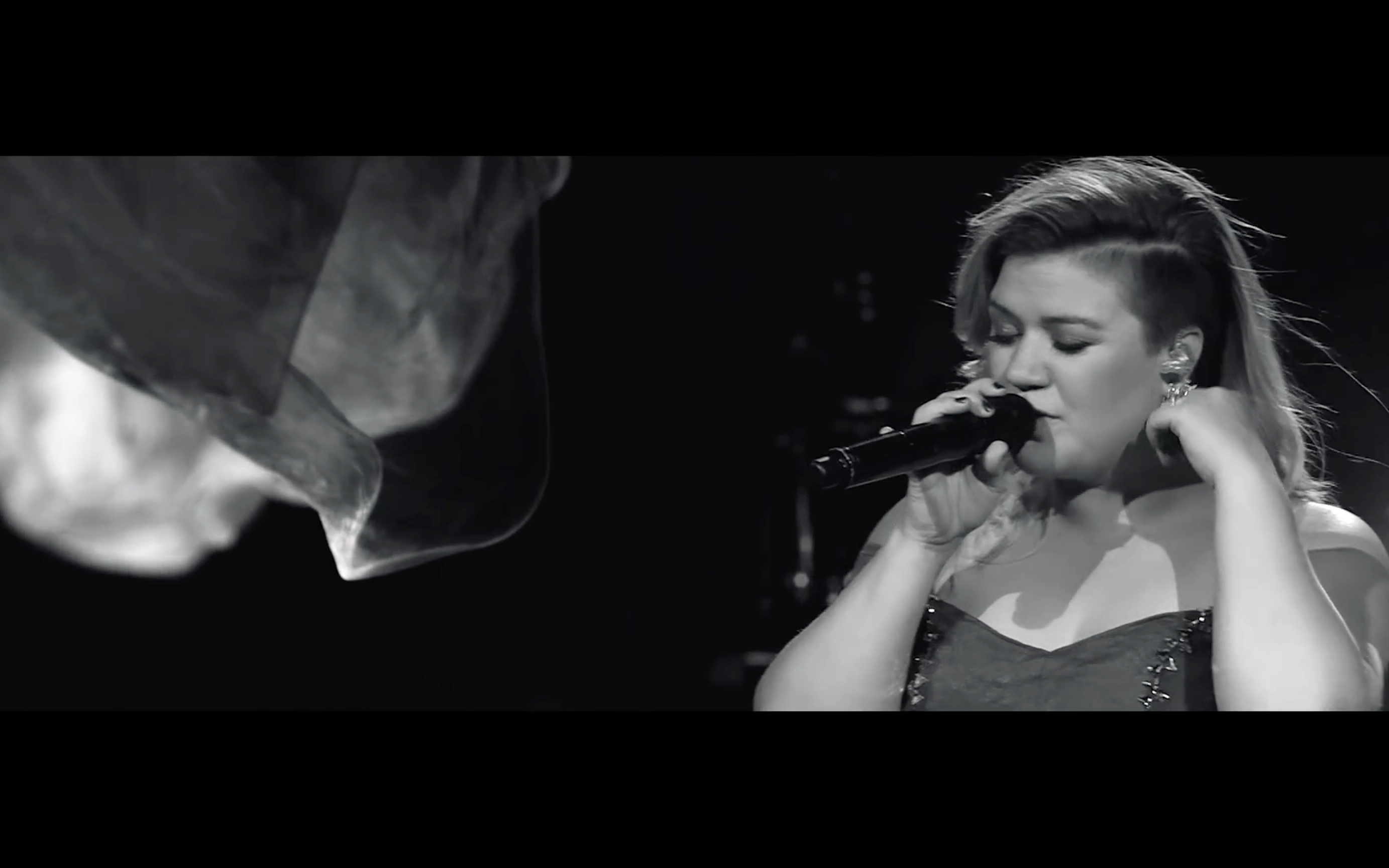 [图]【高清现场】Kelly Clarkson - Tightrope - 2015 Piece By Piece Tour