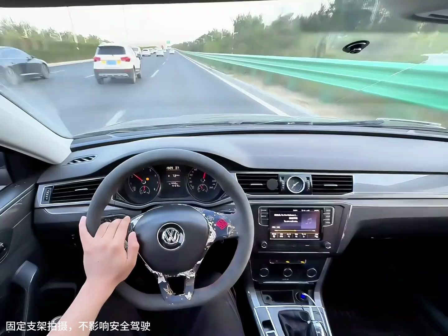 老司机高速公路开车技巧变道一定要迅速,该提速的时候果断提速,充分