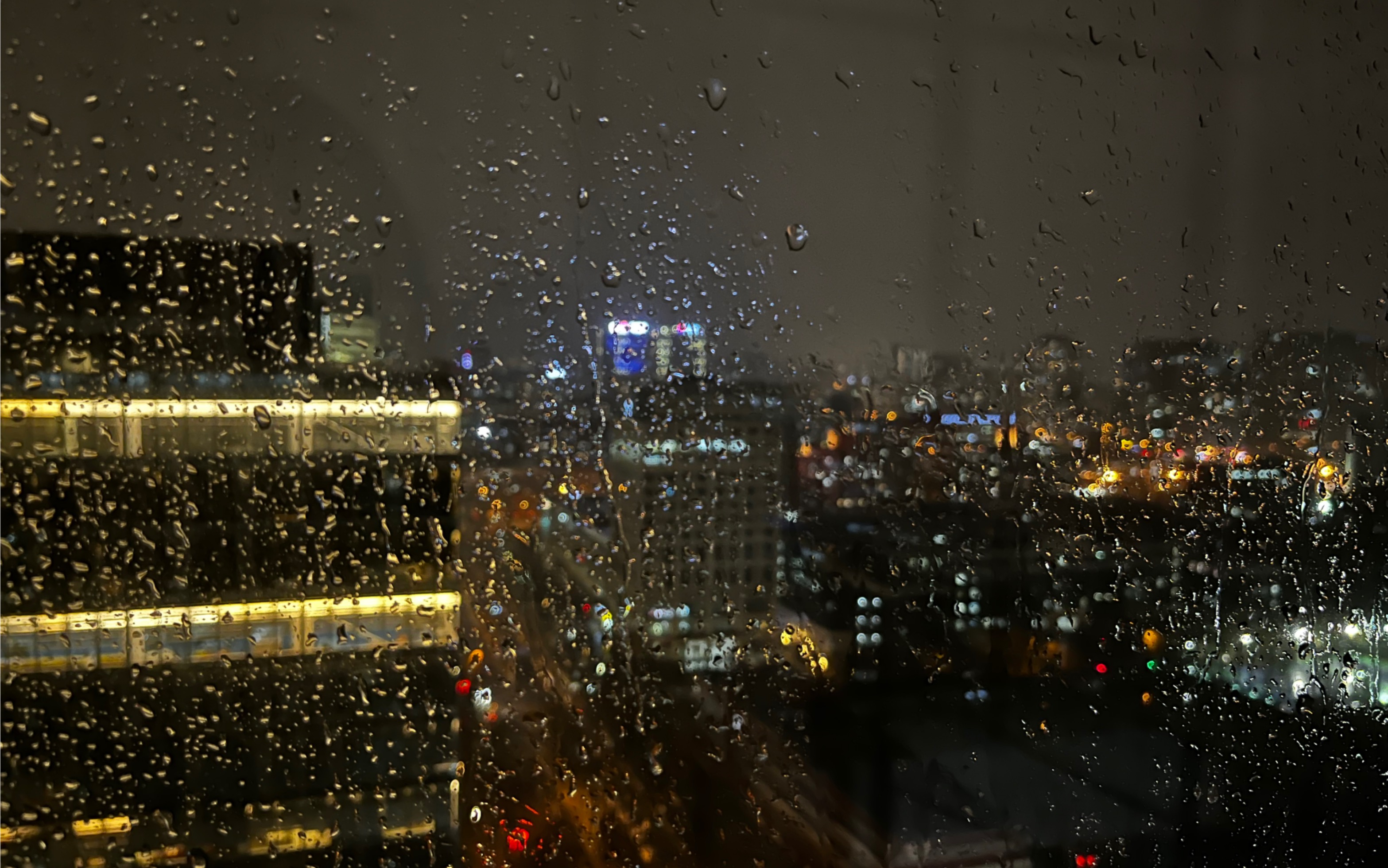 下雨天的夜景图片真实图片