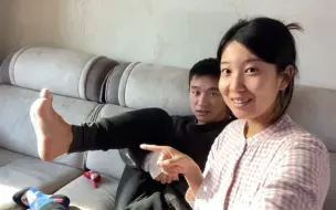 Download Video: 老公的脚长得很奇怪，据说传男不传女，买双合适的鞋可难了