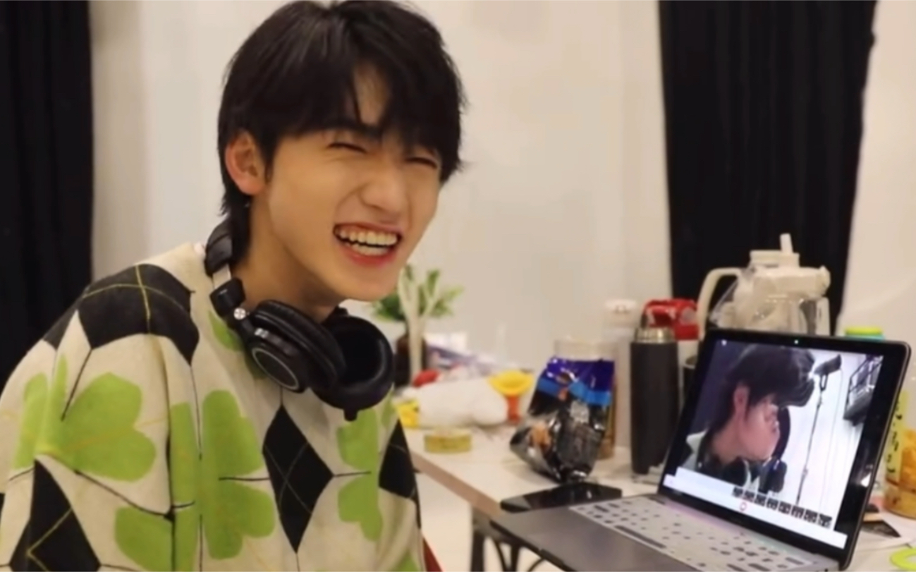 宋亚轩摇摇晃晃的小脑袋他真的好可爱小朋友真的是一个容易快乐的人呀