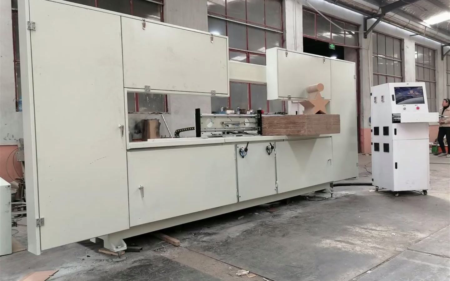 猫抓板是用什么机械加工的