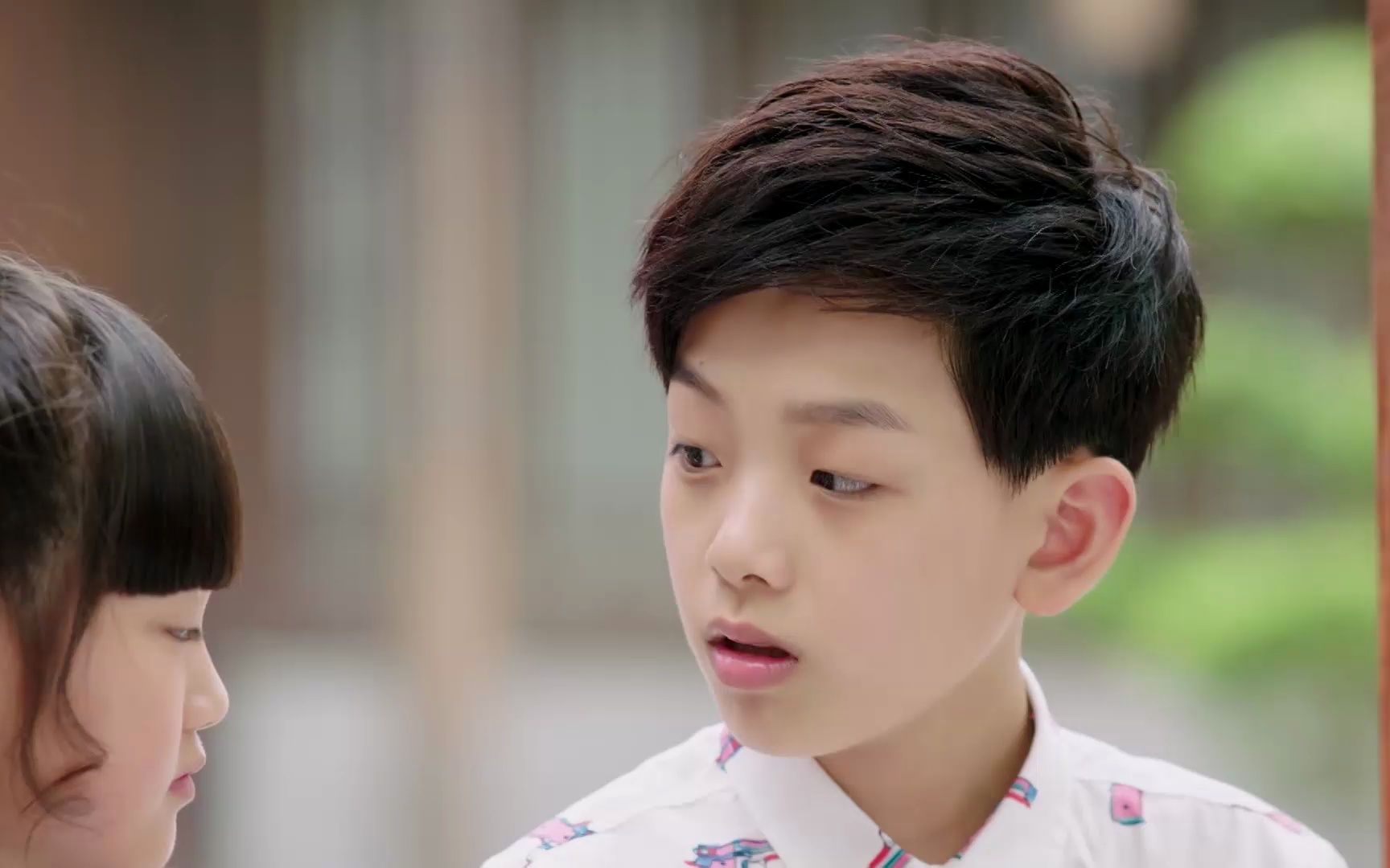 云恺安慰伤心的依蓓,依蓓高兴的将护身符送给云恺