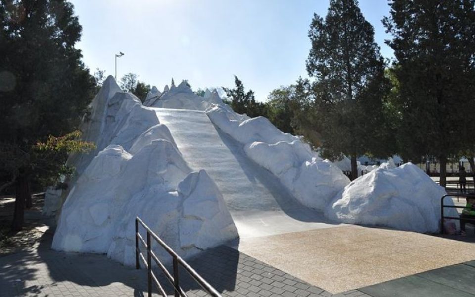 陶然亭公园大小雪山滑梯