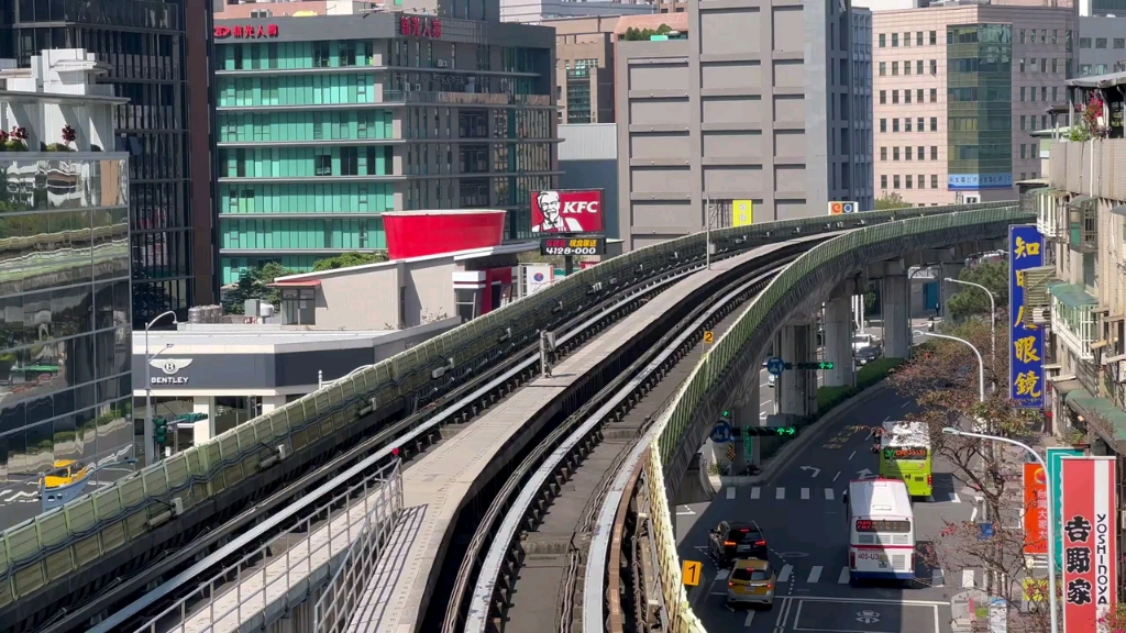 航拍 俯瞰台北捷运文湖线西湖站列车进出站合集