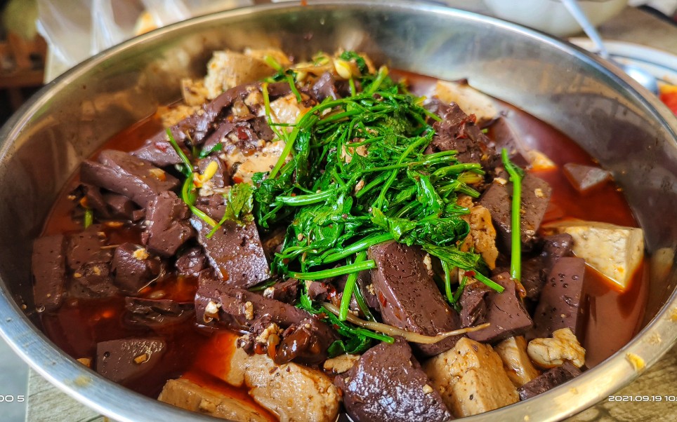 买十块钱的羊血和三块钱的豆腐,用地锅做临沂特色美食羊血炖豆腐,香辣