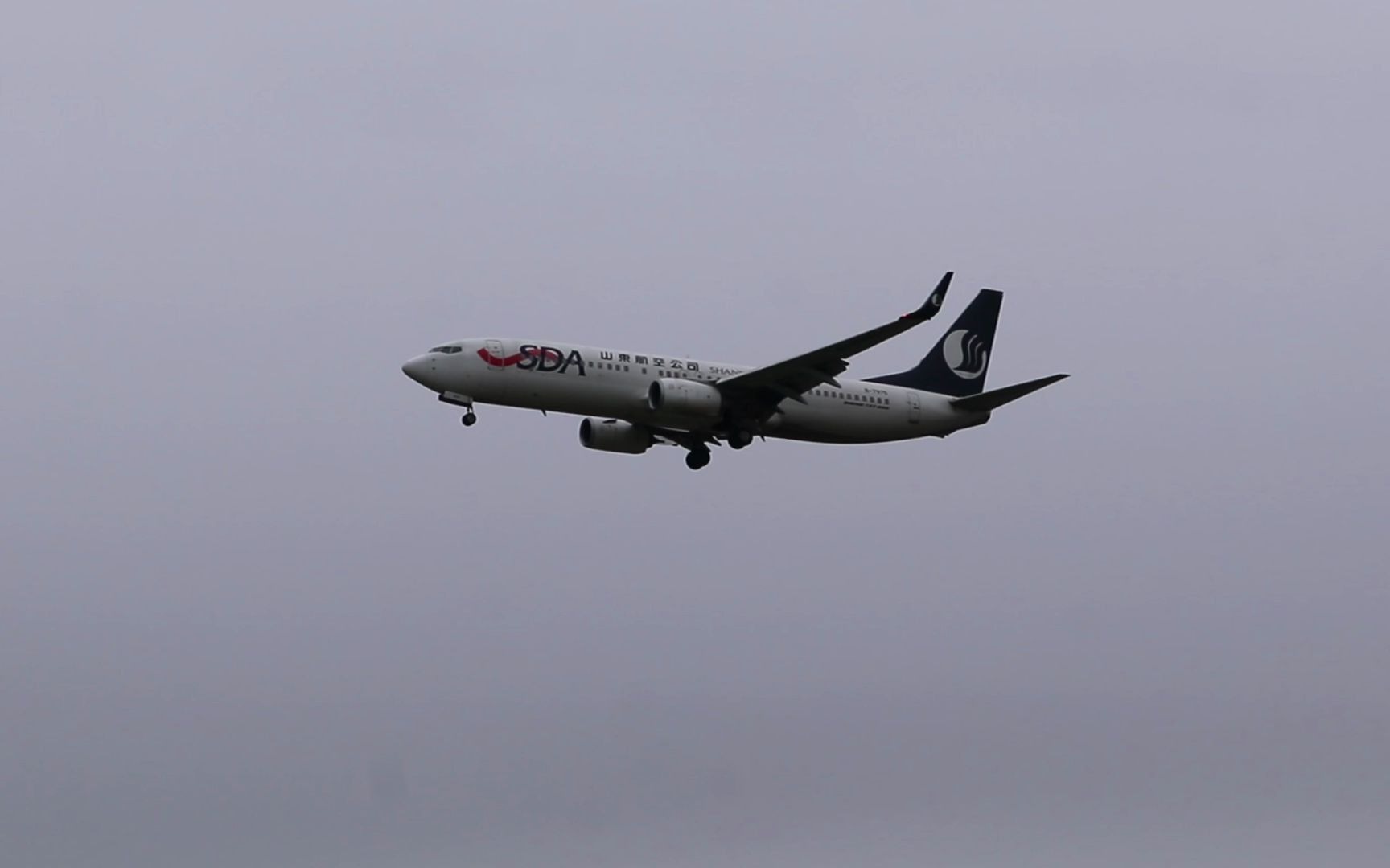 山东航空波音738降落首都国际机场36r跑道