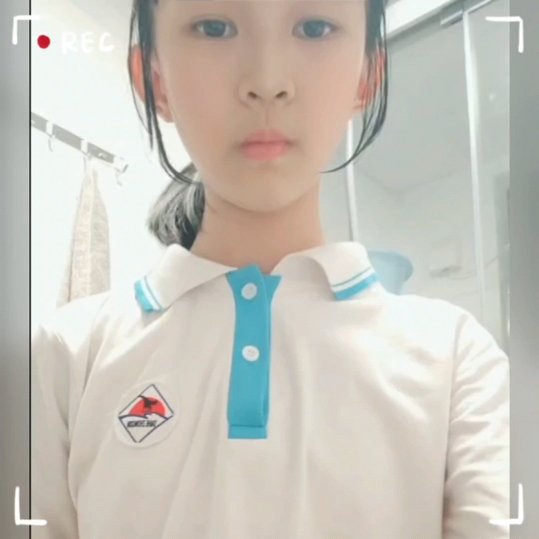 罗智莹张婉莹小表妹同学一起做暑假作业