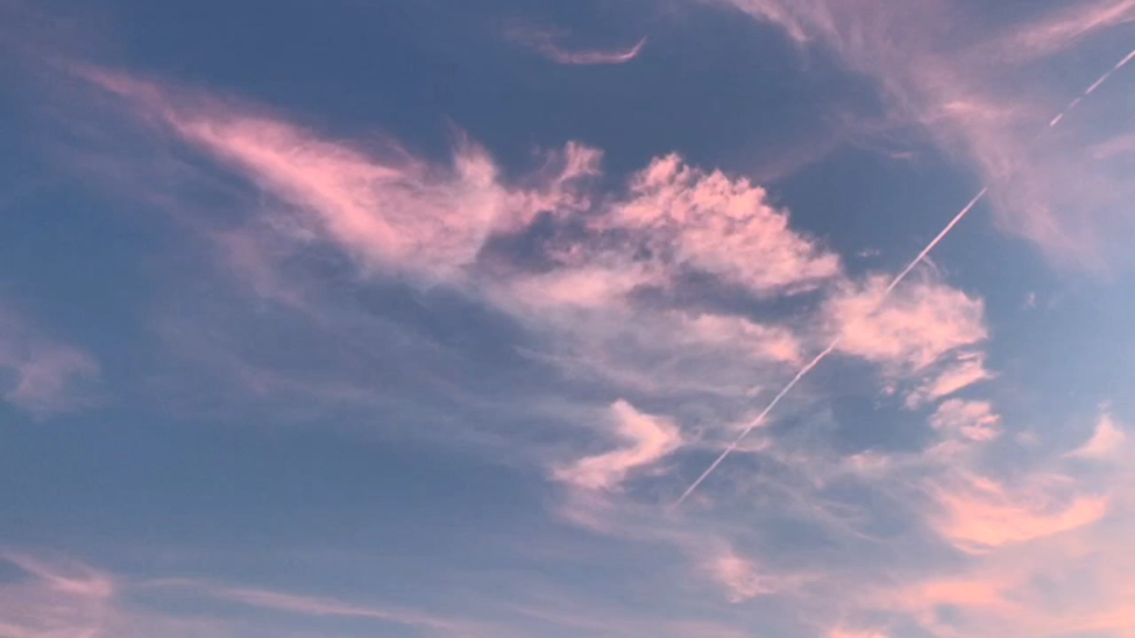风吹过一夏,抬头看向天空,这一幕傍晚粉色晚霞,舒服又惬意,人生百态