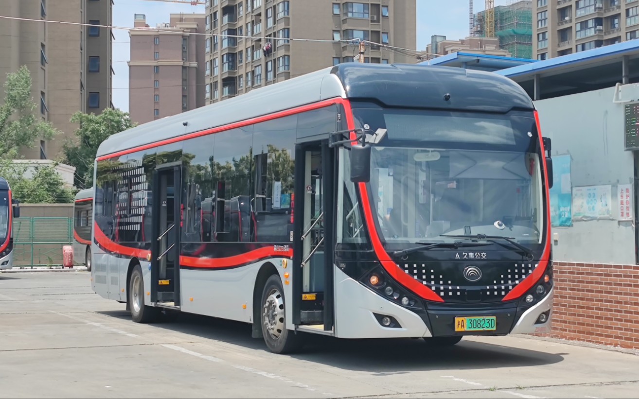 可实现中运量站台和常规站台的灵活切换使用的双开门公交车上海公交zk