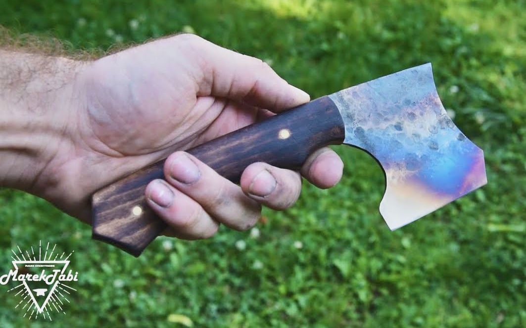 marek tabi / 利用废锯片打造一把小斧头