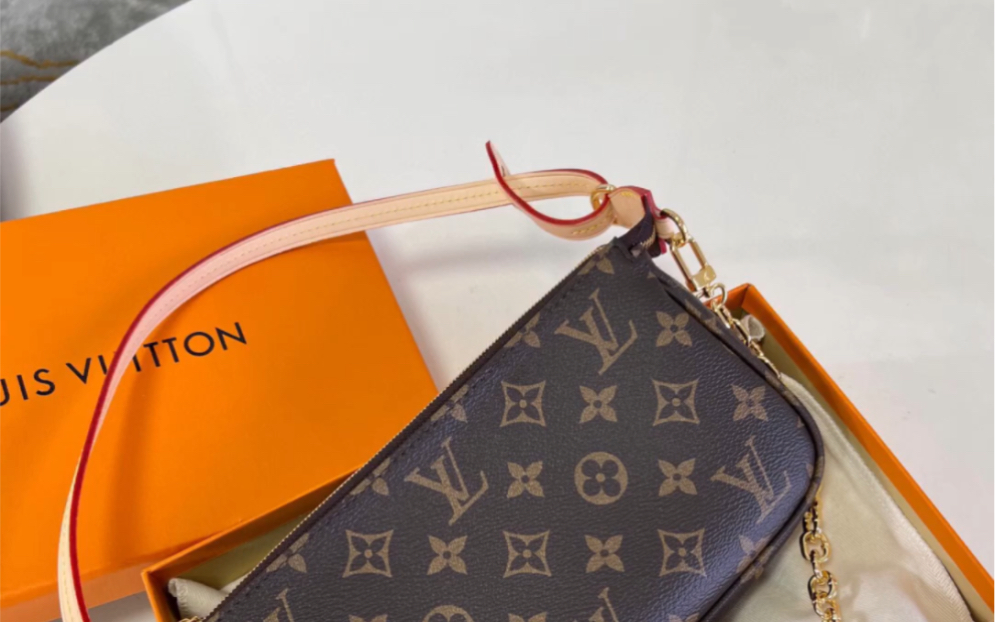 说一下原单LV路易威登M82766 本款的标志性风格之一,Pochette Accessoires取材Monogram帆布制成 配饰是携带日常必需品的理想之选哔哩哔哩bilibili