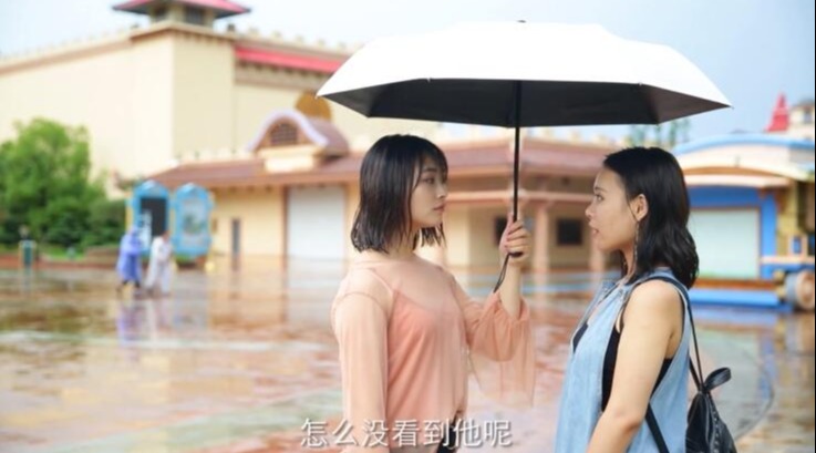 [图]女孩失恋雨天伤心痛哭 闺蜜安慰给介绍的对象惊呆了