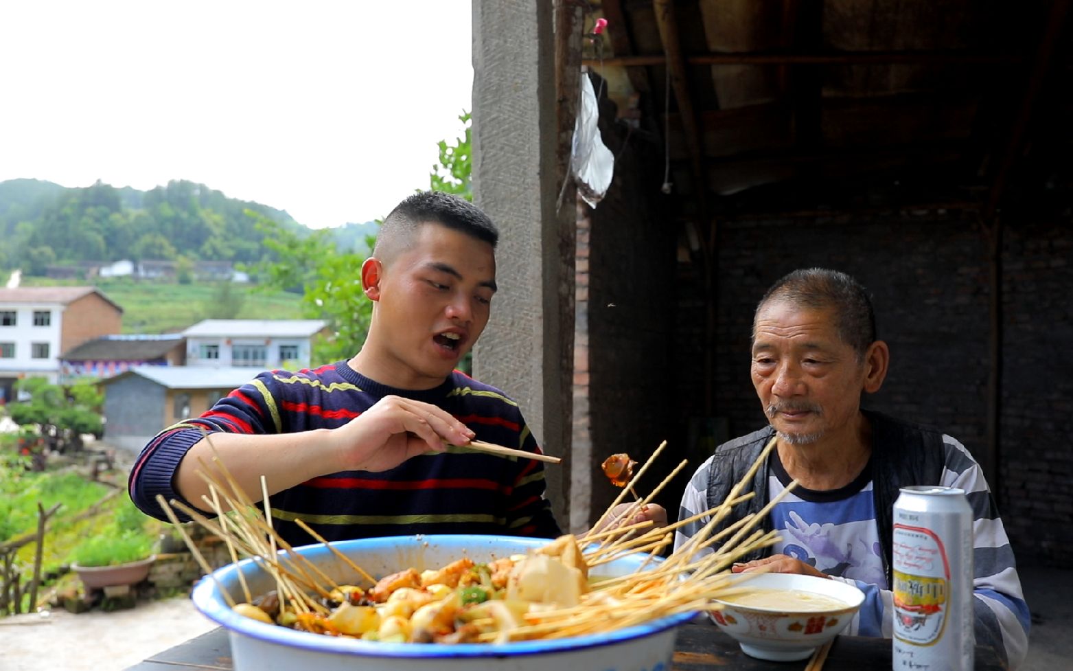 小伙在家做一大锅钵钵鸡,红油辣子香得扑鼻!100根竹签都不够串哔哩哔哩bilibili