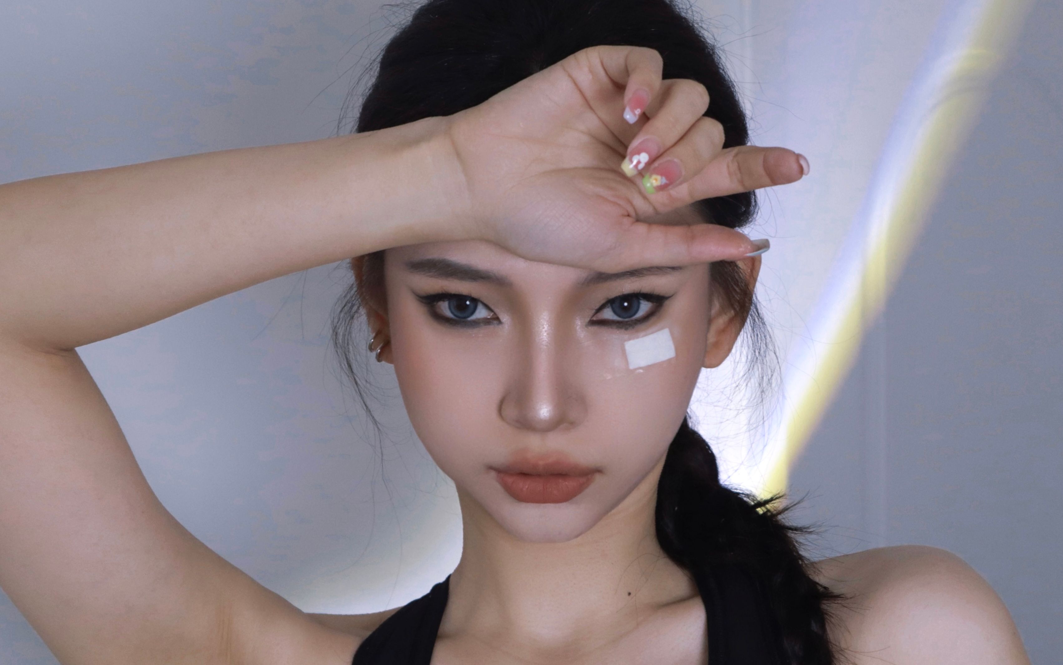 jennie一不小心带火的创可贴烟熏妆!今天是厌世小猫咪