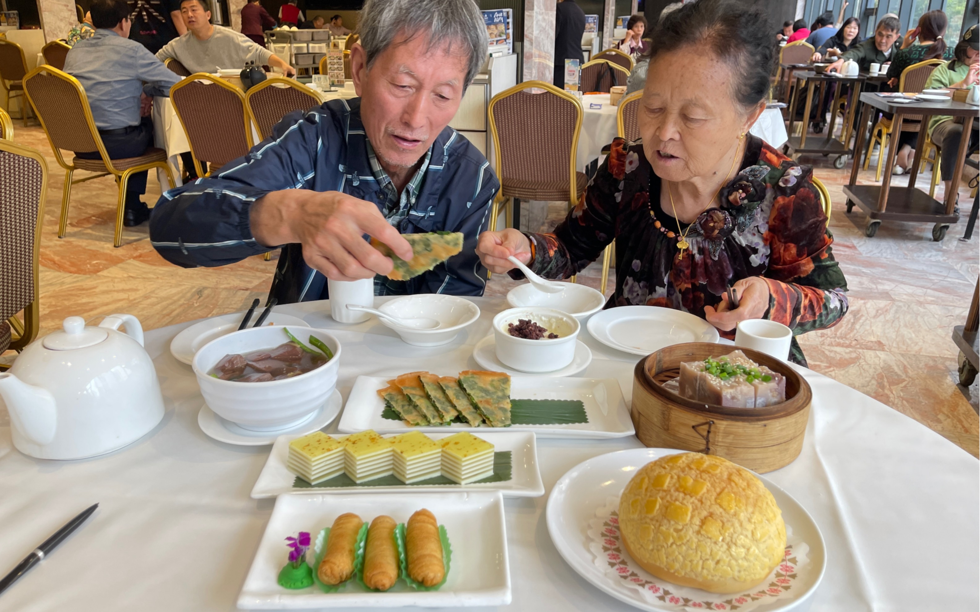 和爸妈在珠海新海利饮早茶,仨人吃了126元,上午11点前半价