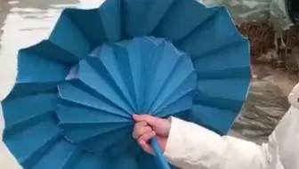下雨天没有伞怎么办，做了一小时，出去半分钟就浇化了！