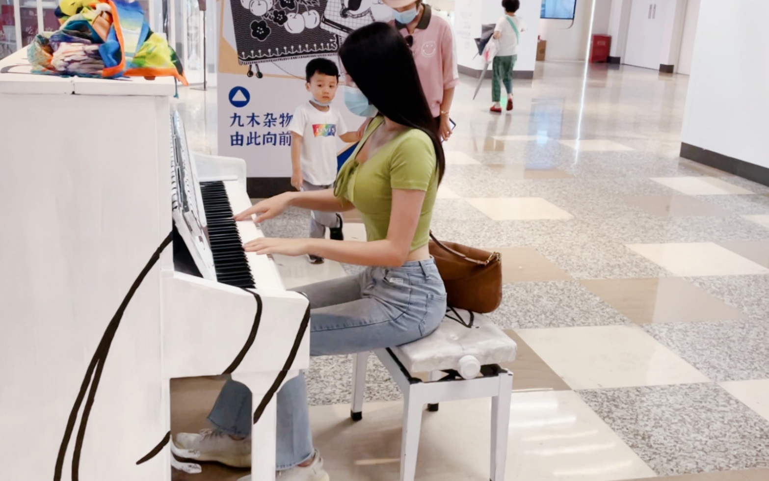 [图]地铁站即兴演奏《青鸟》