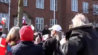 美代表访问格陵兰岛“挨户敲门”被拒 丹麦民众聚集使馆前抗议美国