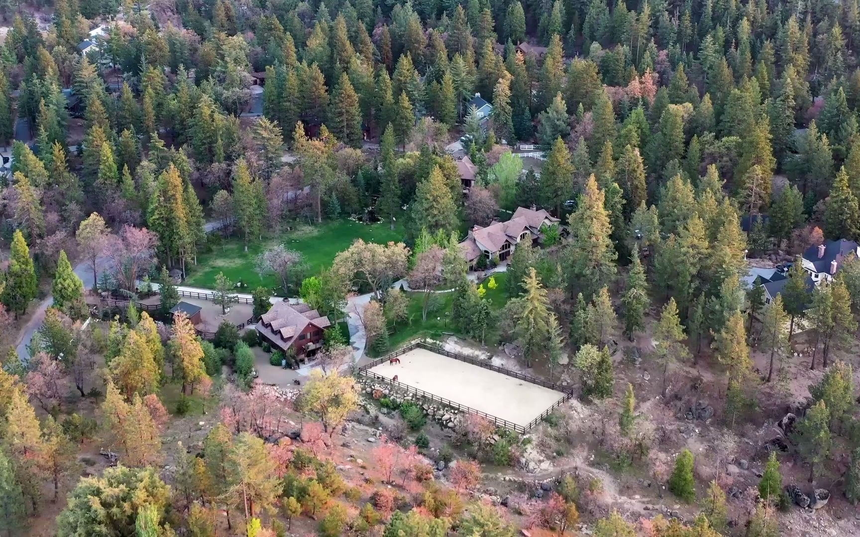 位于洛杉矶郊区的一栋山间度假快乐屋