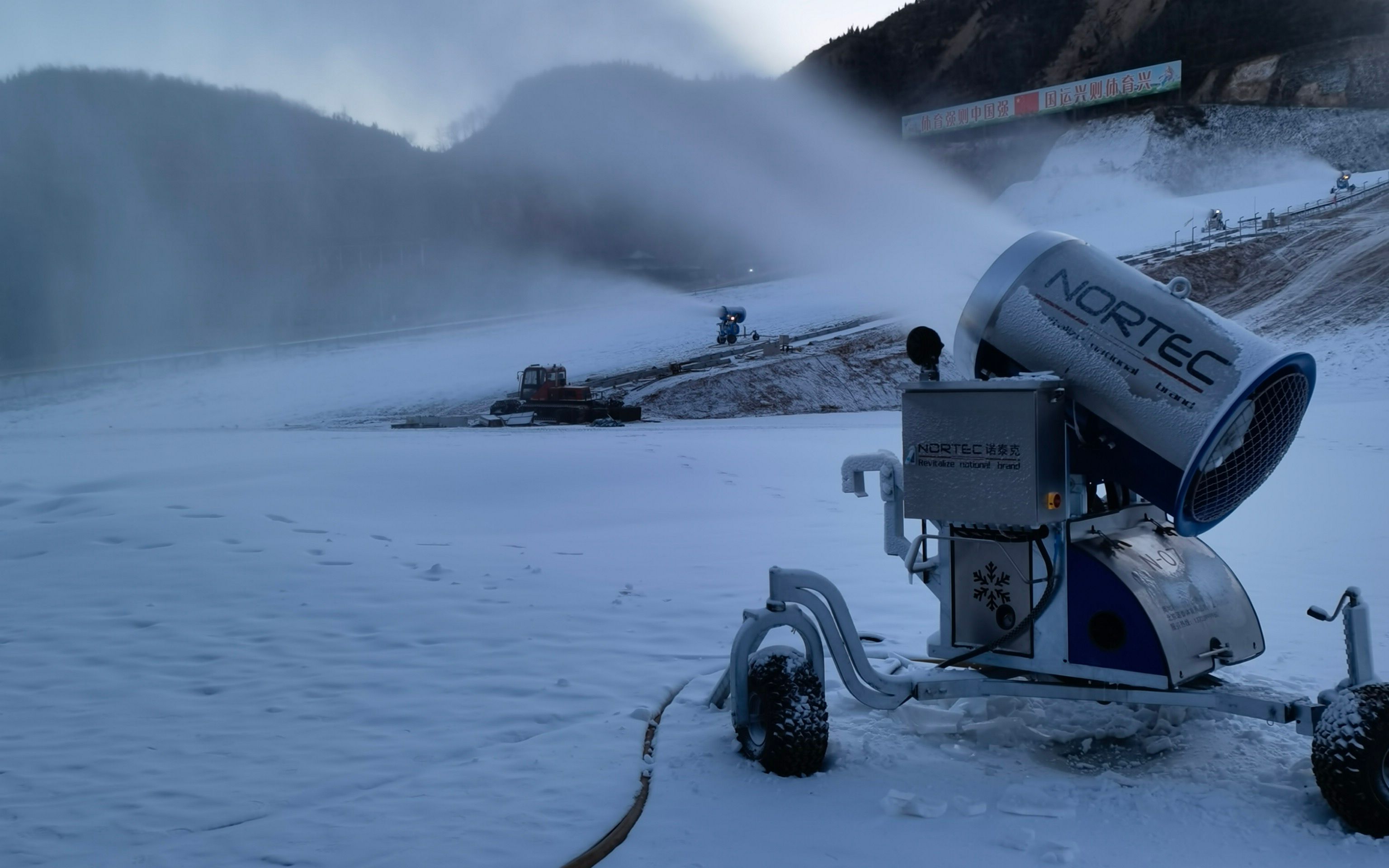 人工造雪机白天也能长时间稳定造雪作业!