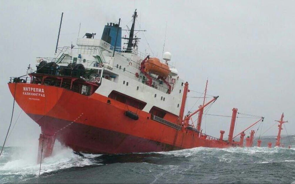 【top10巨浪vs巨轮】一起看在猛烈的海浪下仍不断前进的巨轮