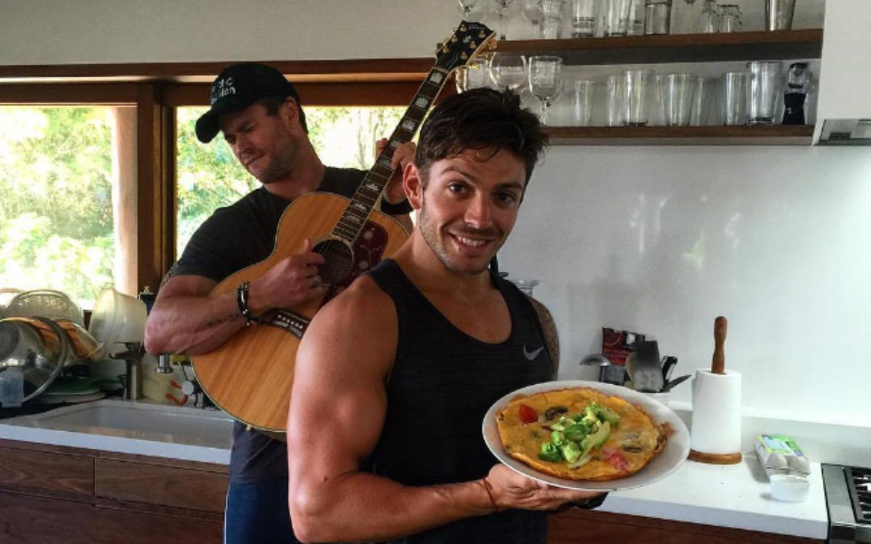 【chris hemsworth】今天是海总的健身教练luke的生日,让我们一起90