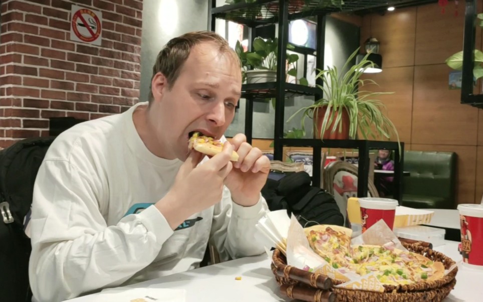 怀恋德国老家的味道,乡下德国大叔进城改善伙食,大口吃汉堡吃披萨