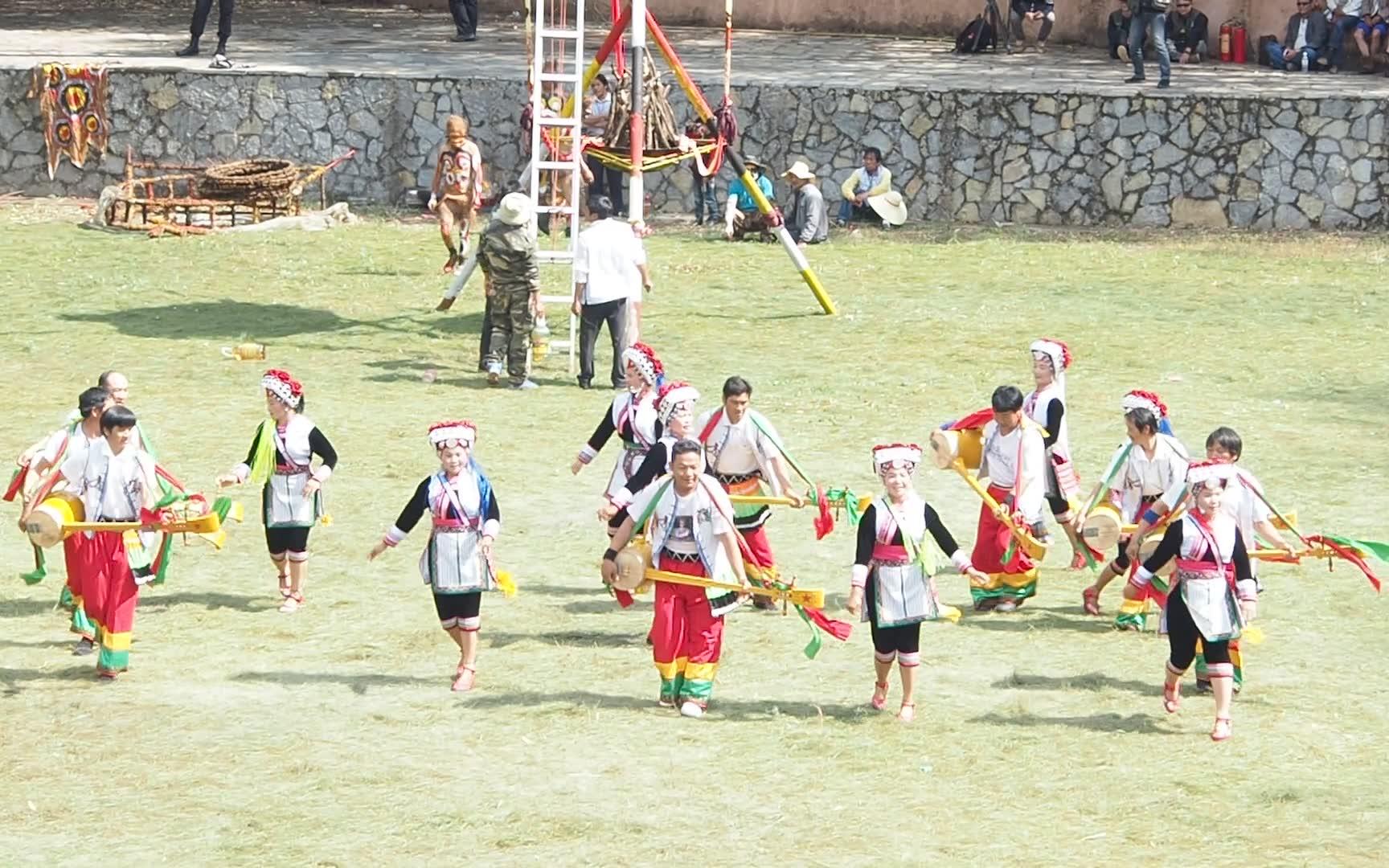 [图]阿细祭火节～文艺表演阿细跳月青年舞