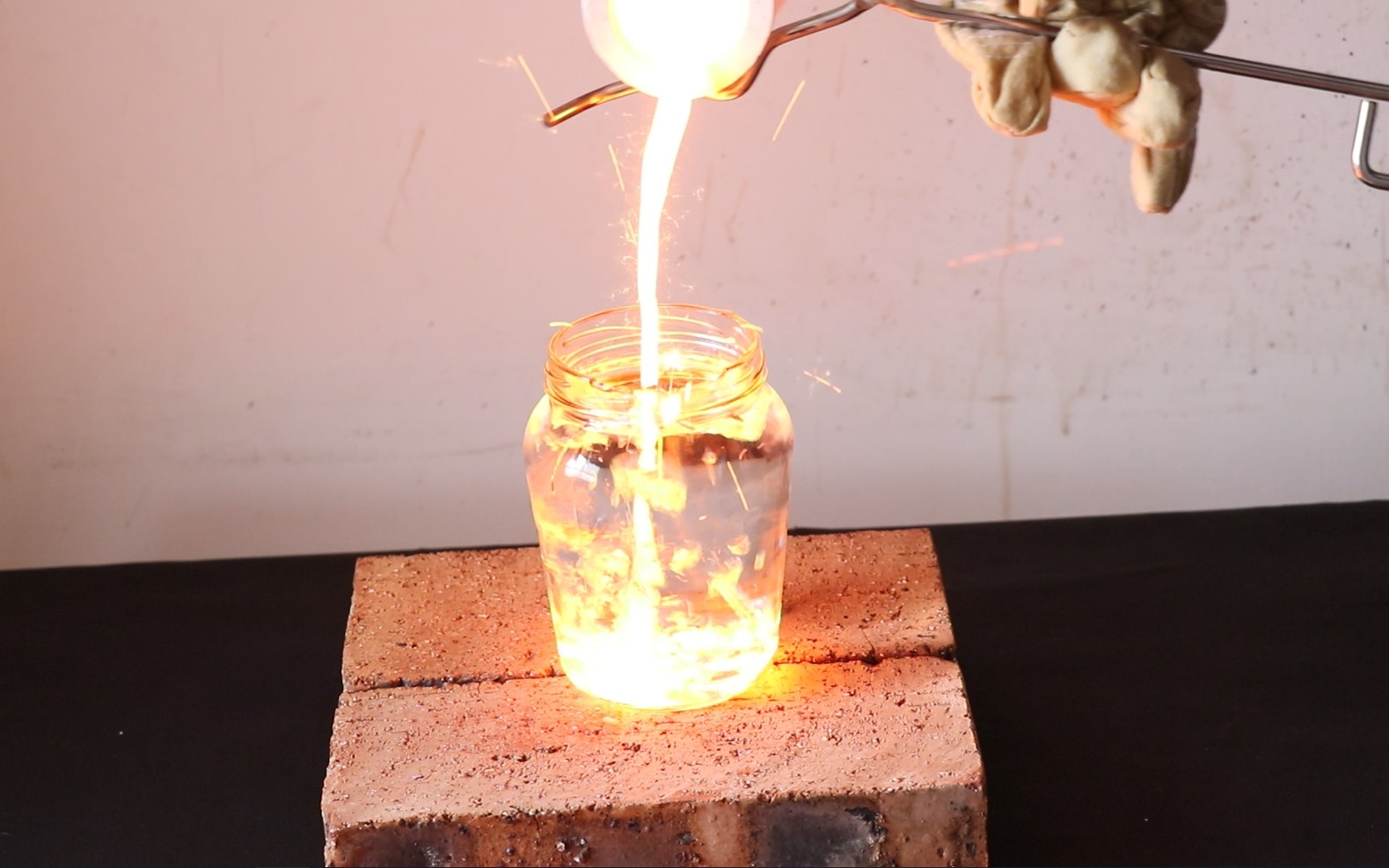 1600铁水倒进凉水里威力太大了