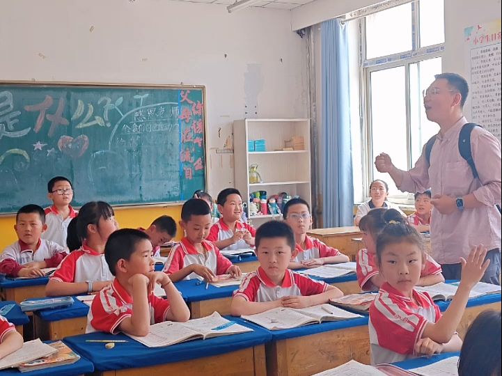 久久公益节 | 项目组少华来到学校班级验收图书角啦!项目重要一环:来看看图书是否受到孩子们的喜爱~哔哩哔哩bilibili