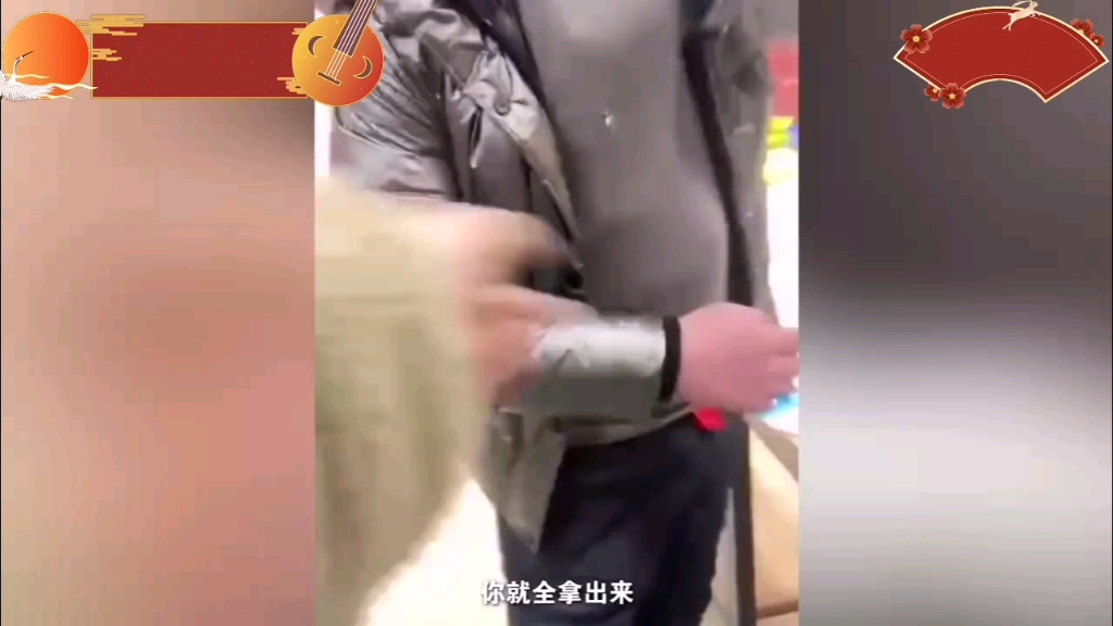 辽宁本溪一男子超市偷拿商品被抓,掏出来的赃物惊呆众人…近日,辽宁本溪一男子在超市偷东西,被当场抓住要求掏出赃物,男子不断从身上拿出商品,...