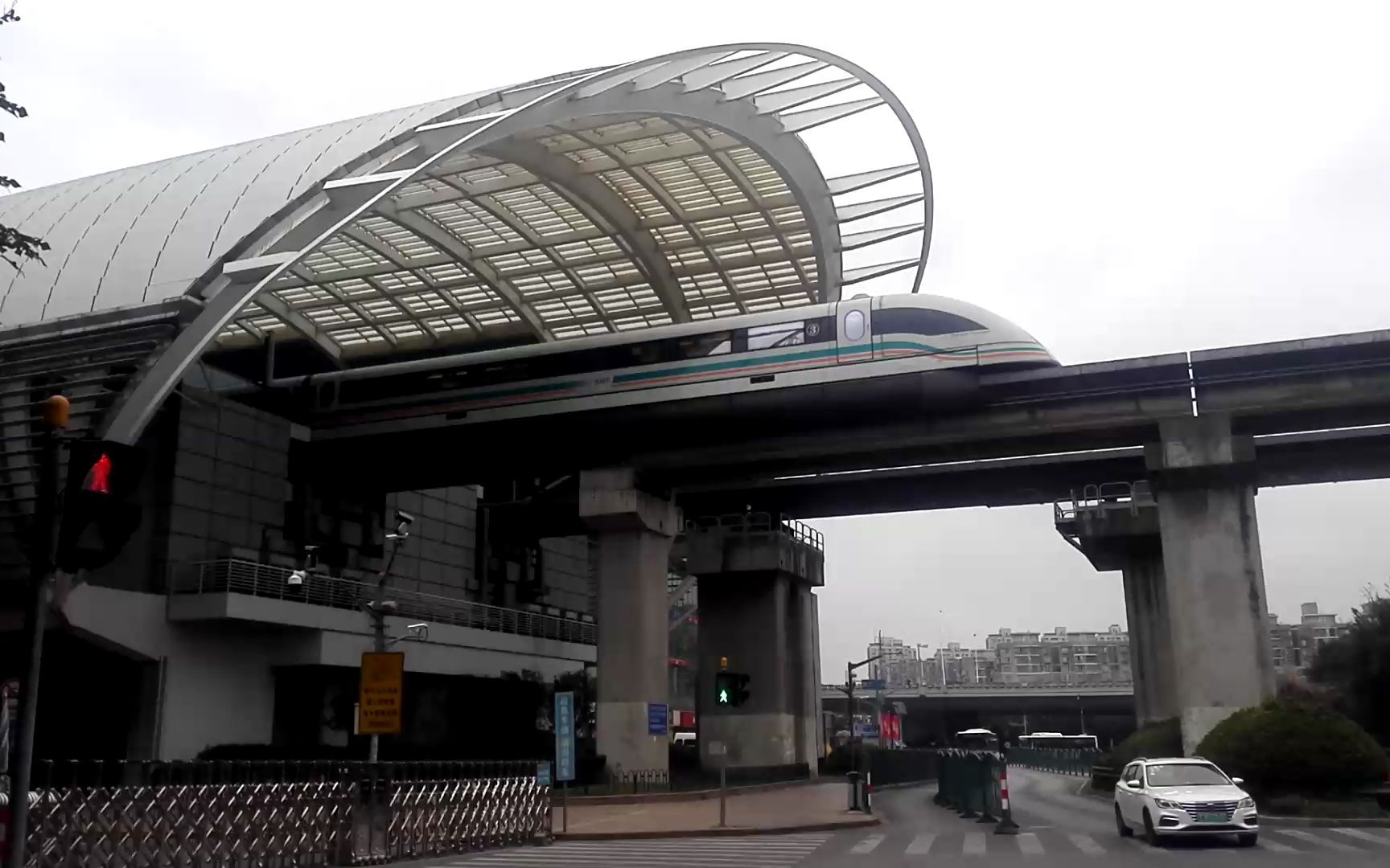 上海地铁龙阳路站磁悬浮列车出站(1121)
