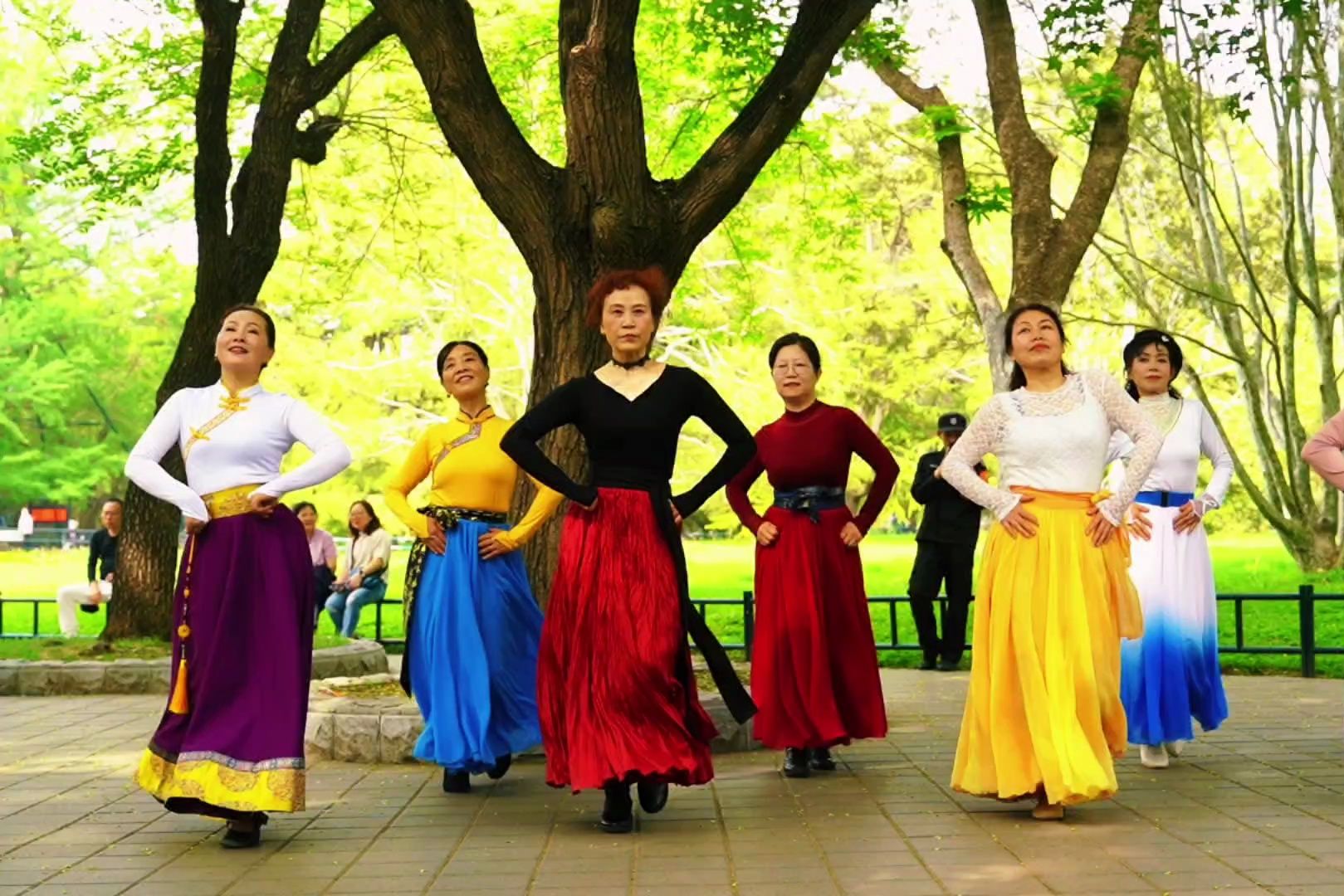 魅力朵朵广场舞《青春踢踏》节奏动感,舞蹈整齐好看