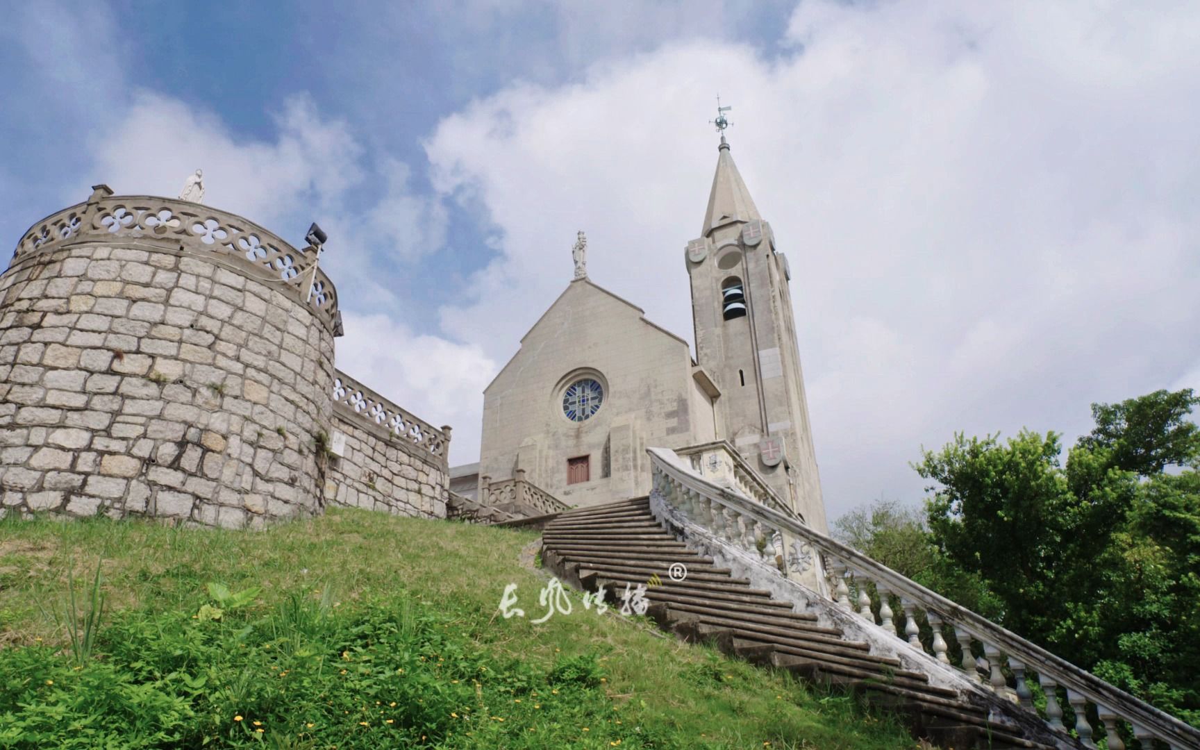坐落在西望洋山顶的主教山教堂,精美的哥特式建筑,这里风景如画,给人