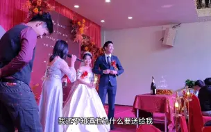 Download Video: 是蓄谋已久还是一见钟情？婚礼上伴郎抢花转身送给心仪的伴娘！伴娘的幸福来了！