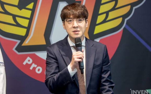 留住zeus,并且强烈意愿想挽留下路双人组,t1正在主动接触kkoma教练