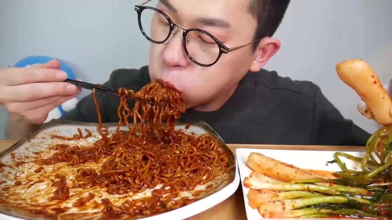 【大口吃播】韩国眼镜巨口小哥酸菜伴随着消灭一大盘泡面真能吃_哔哩