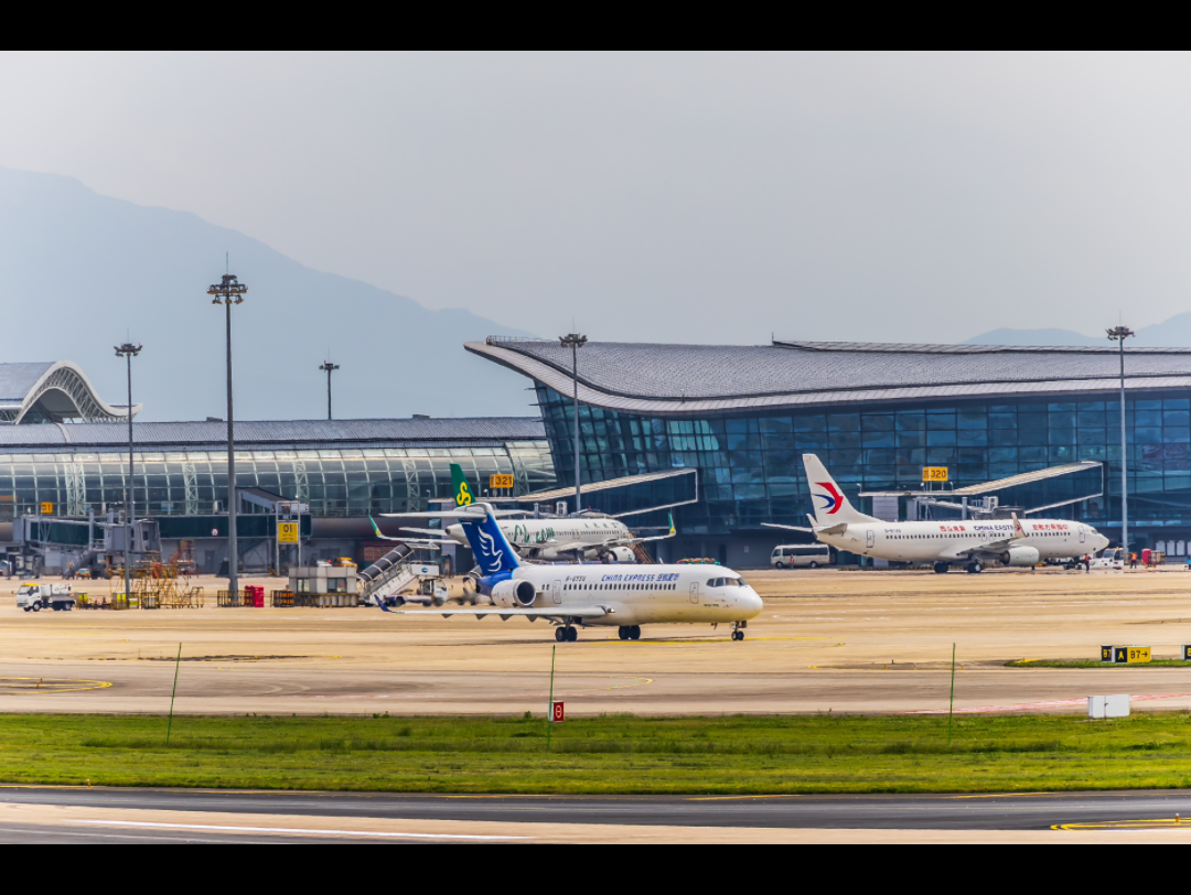 华夏航空阿娇滑行出港