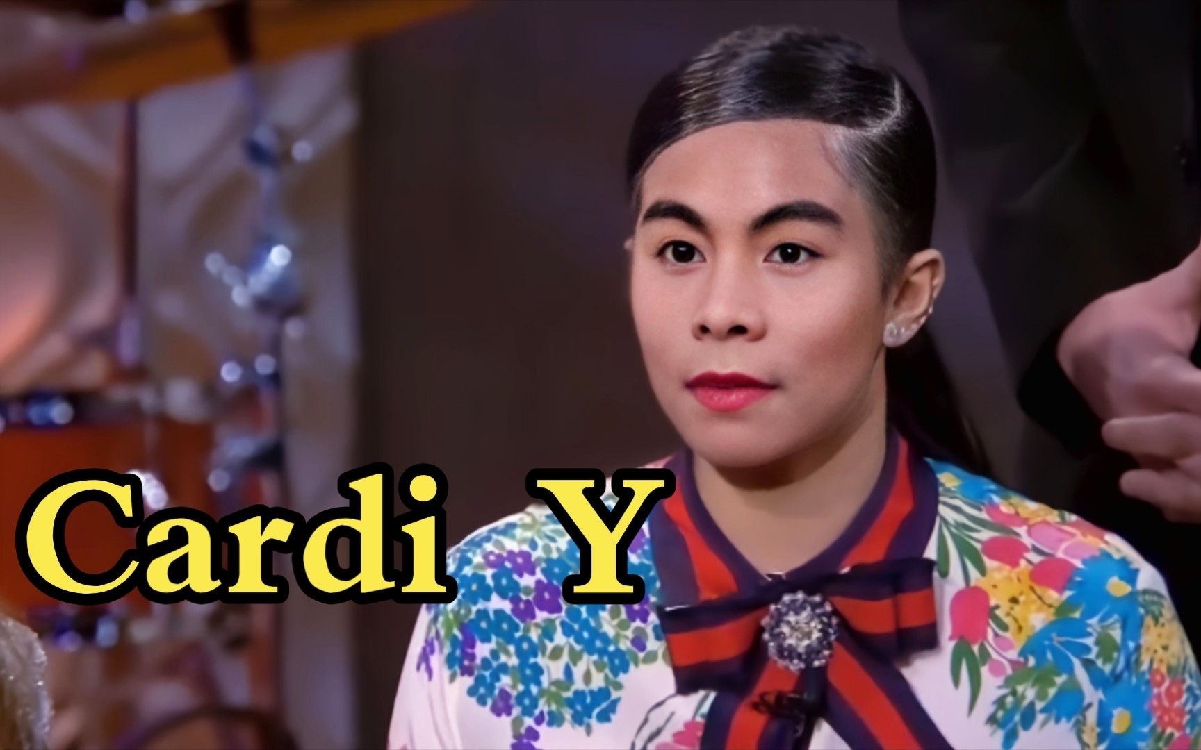 卡迪阴撕逼现场,愤怒扔鞋!