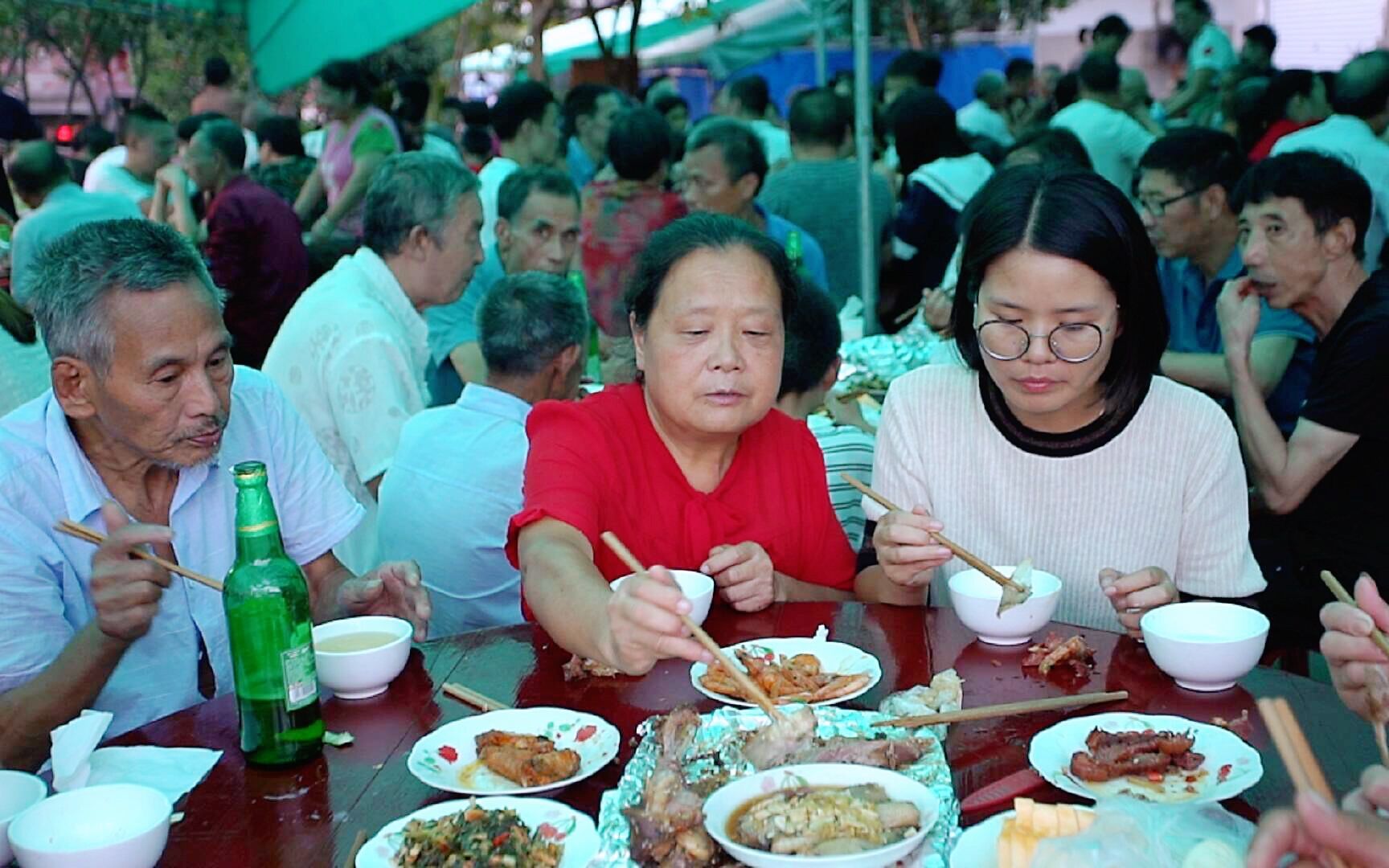 [图]婆婆带上儿媳妇吃农村酒席，一桌22个流水菜，吃着真过瘾