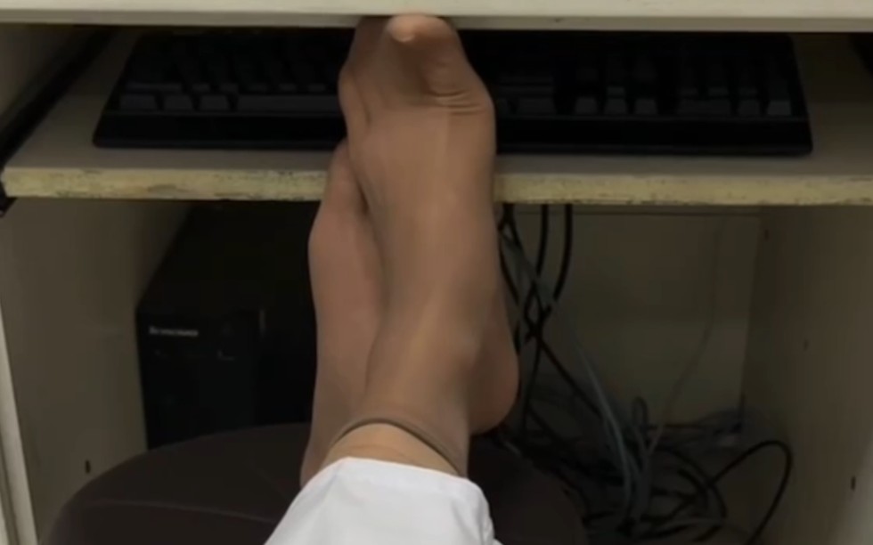 护士短丝5 夜班护士前台脱鞋放松酸丝脚丫