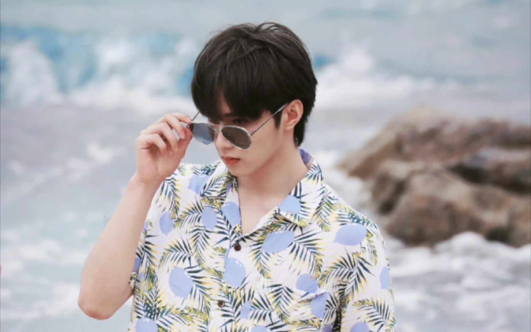 【刘耀文】短裤花衬衫,这也能穿出时尚感!