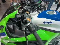 Video herunterladen: 2024 款 Kawasaki ZX-4RR 40th 纪念版车展实拍