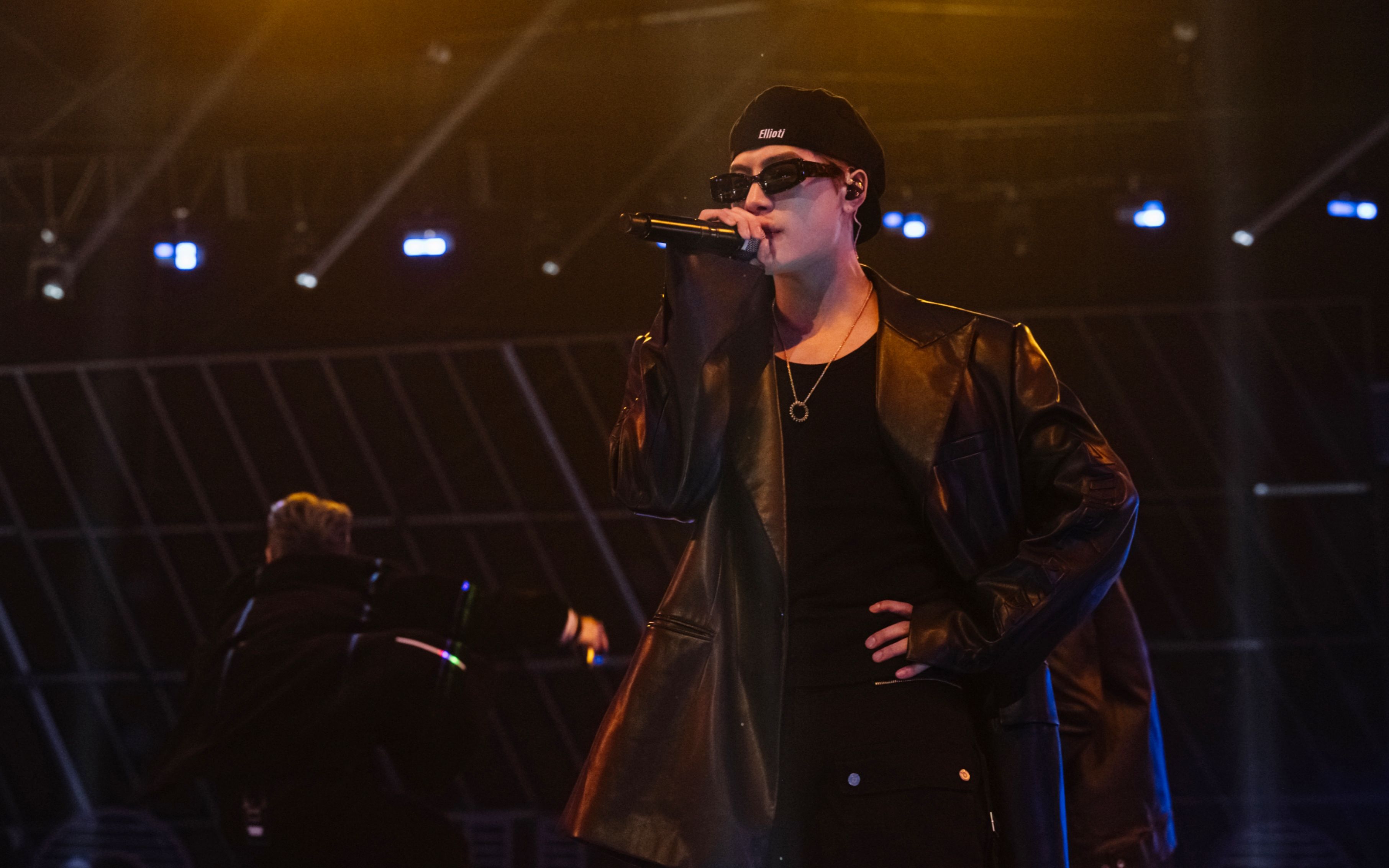 王嘉尔panthepackbuzzpullup舞台