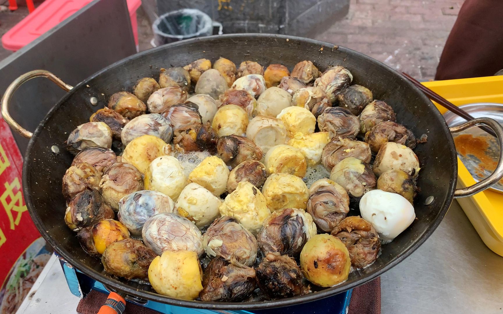 路边摊毛鸡蛋,10元4个,全是毛,有点下不了嘴